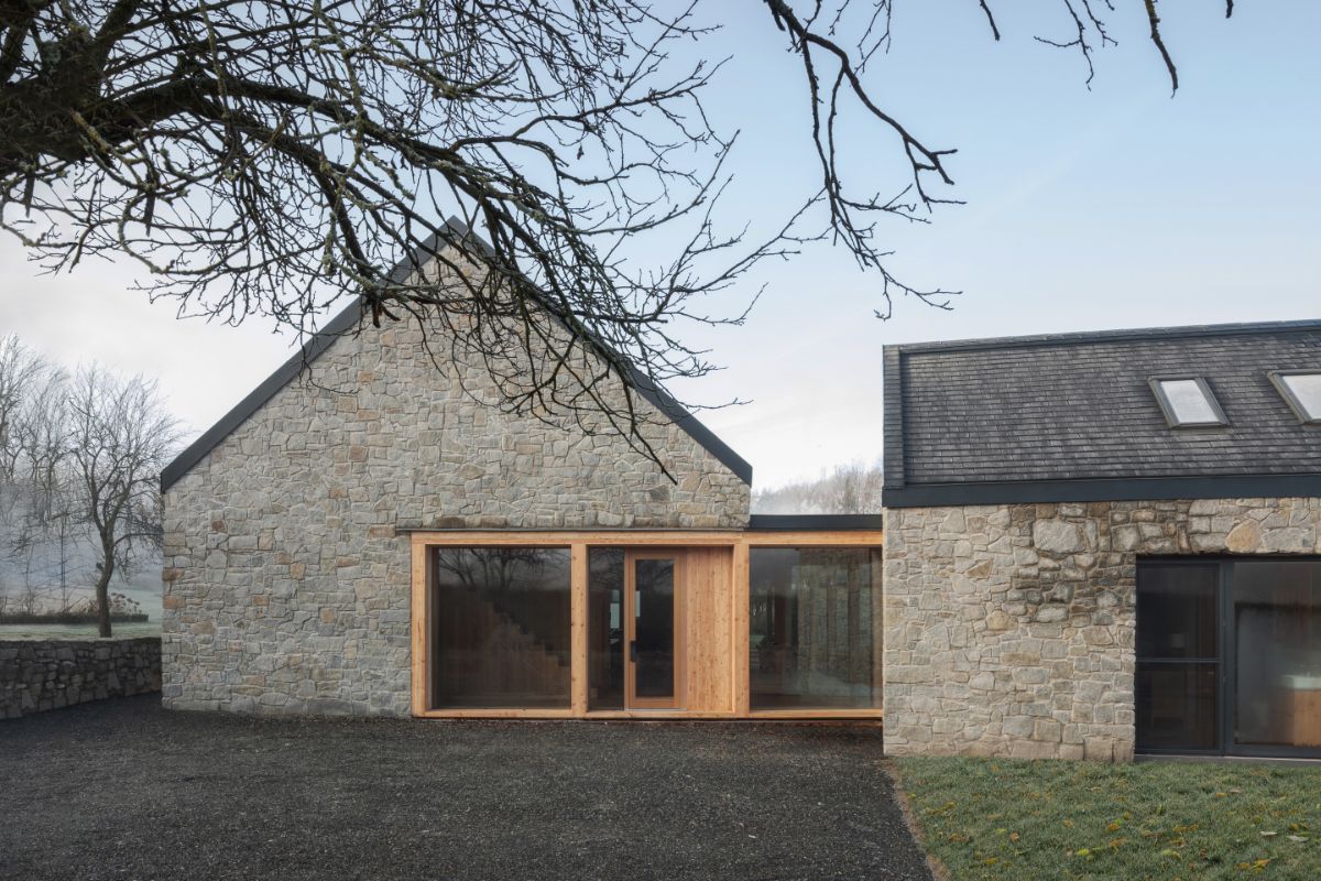 Vchod do domu je odčlenený aj vizuálne.