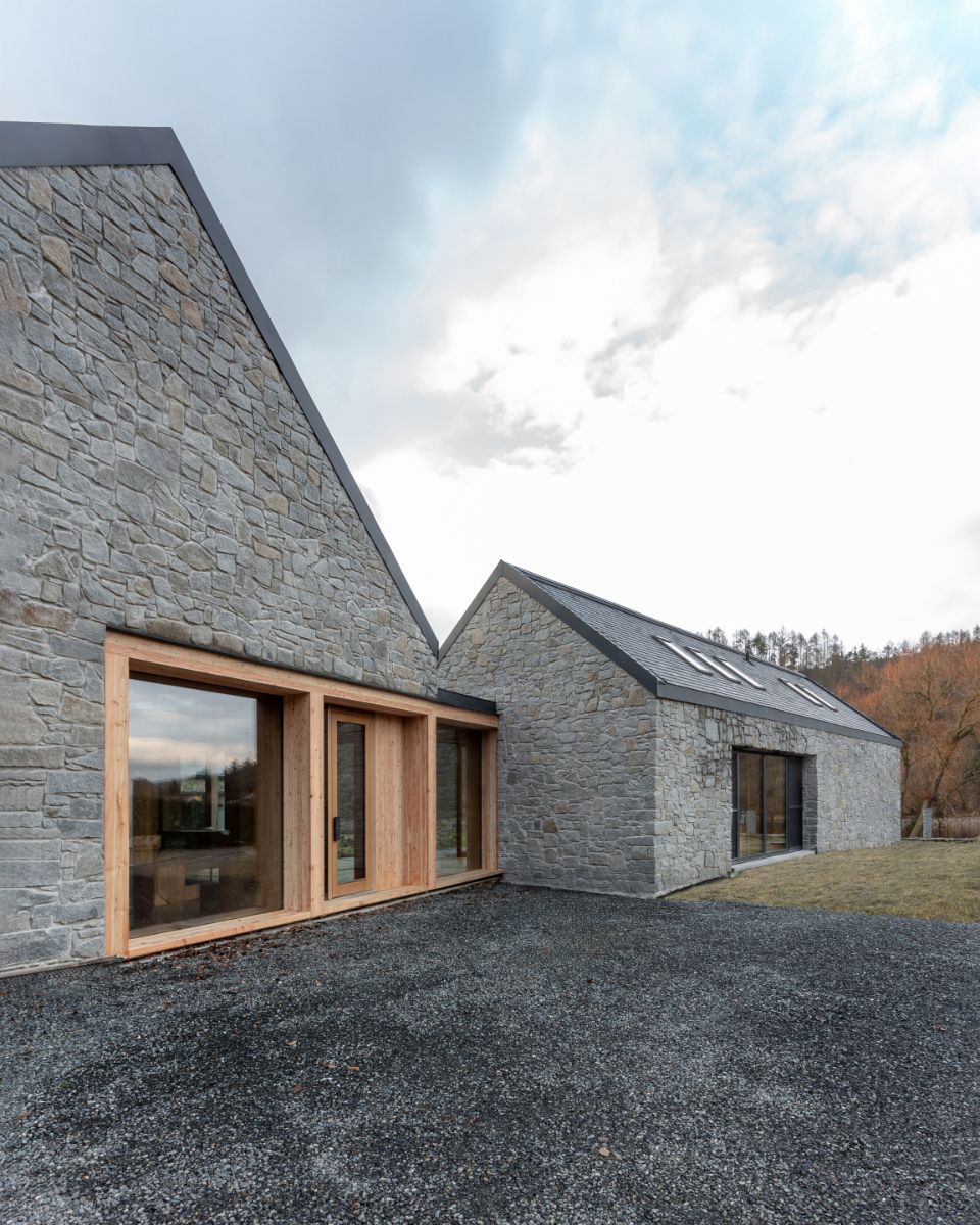 Bývanie tvoria tri hmoty, z toho dve sú spolu prepojené chodbou. Tretí domček je samostatný a môže slúžiť na oddych, pre hostí aj na prenájom.