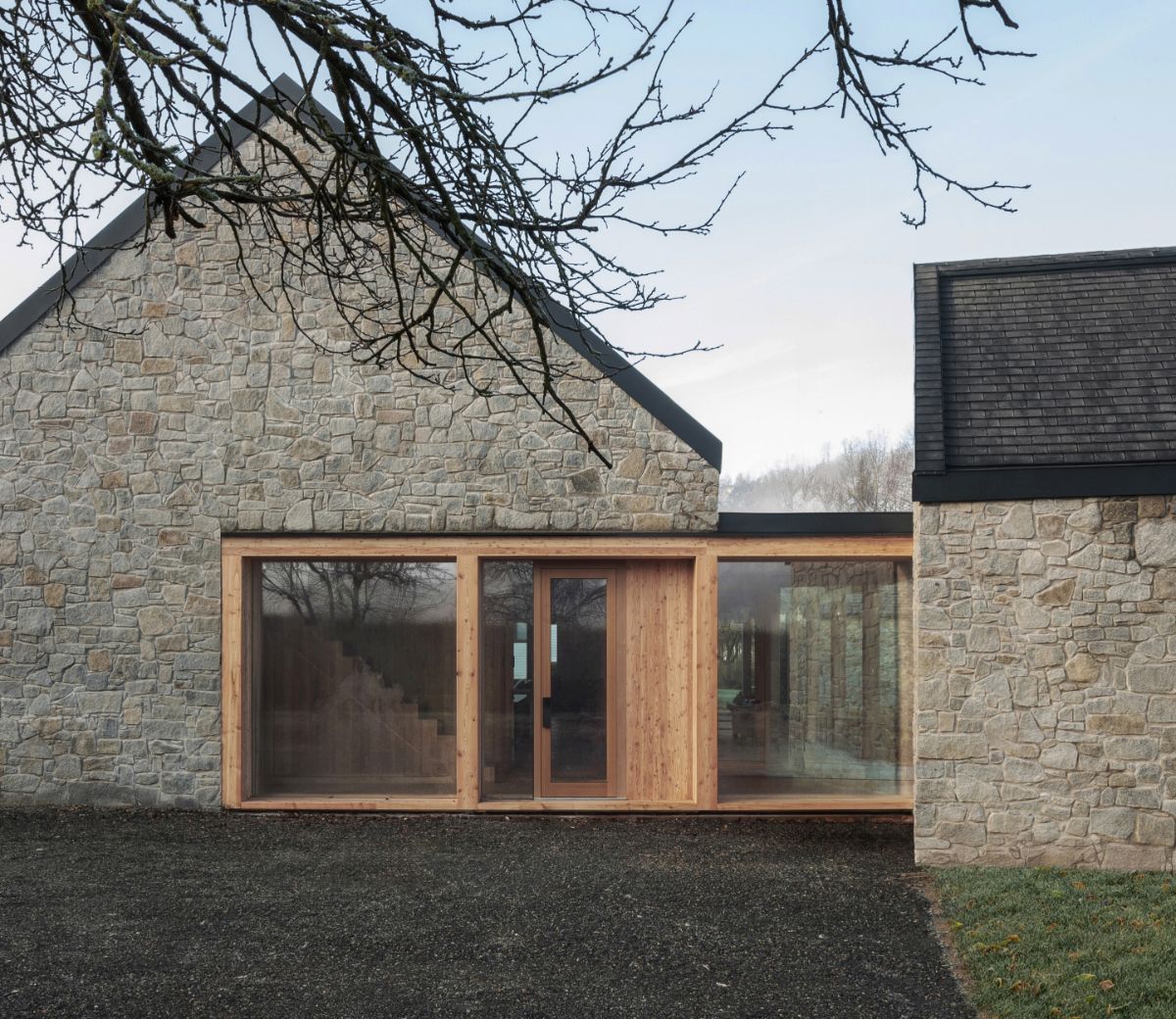 Pri stavbe domu použili žulu z miestneho lomu, bridlicovú krytinu o smrekovcové drevo.