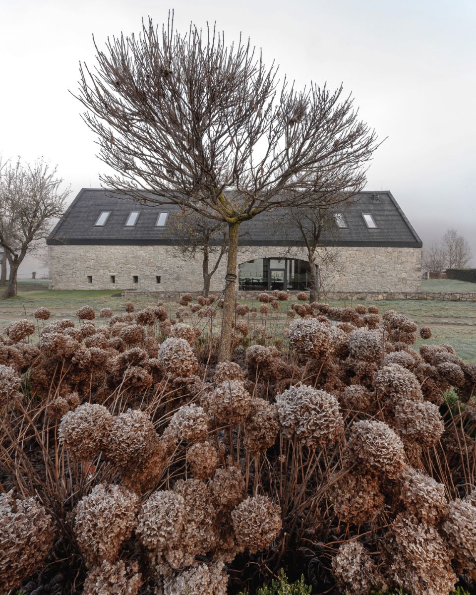 Dom svojím tvarom pripomína tradičné stodoly.