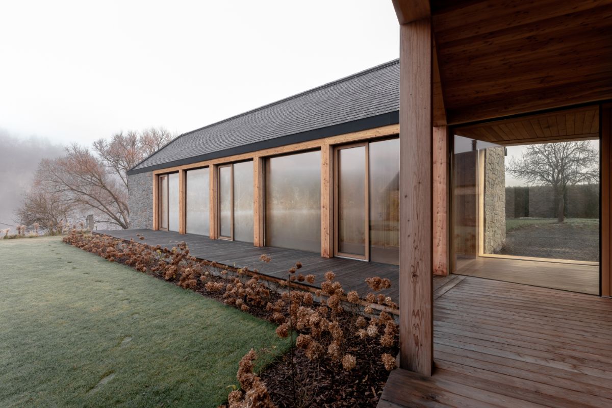 Vo vnútrodvore majú domáci prirodzené súkromie, kde si môžu užívať prepojenie bývania s prírodou bez zvedavých pohľadov susedov.