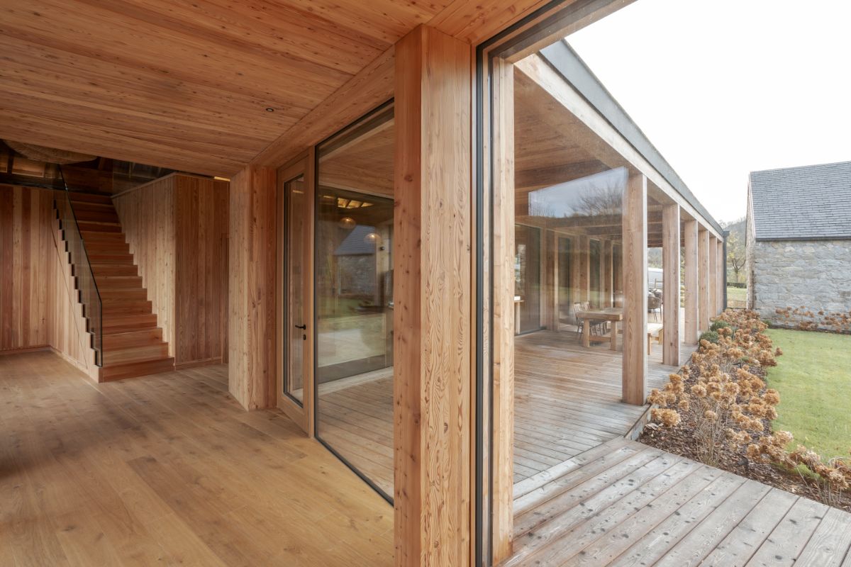 Vďaka kvalite prírodného materiálu nebolo podľa architektov nutné interiér akokoľvek výrazne dekorovať.