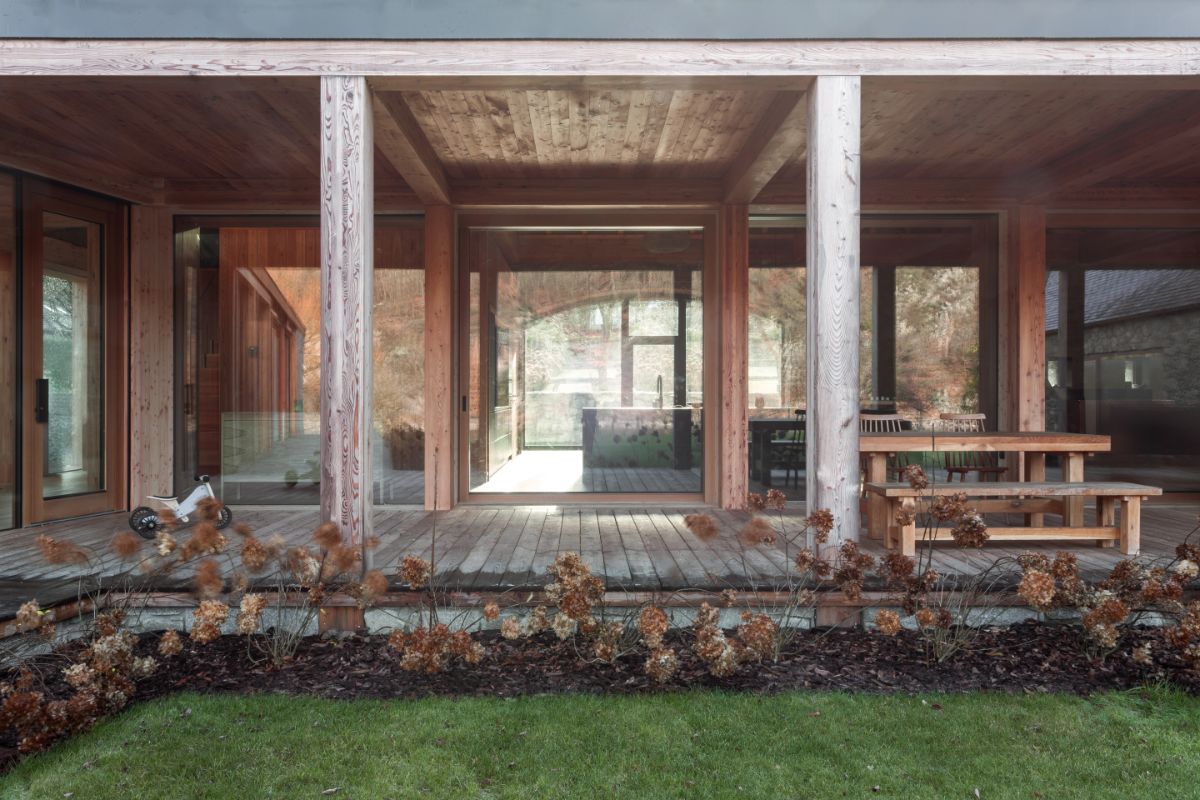 Prepojenie interiéru s exteriérom je cítiť z každej časti domu. Presklenia sú orientované do vnútrodvora.