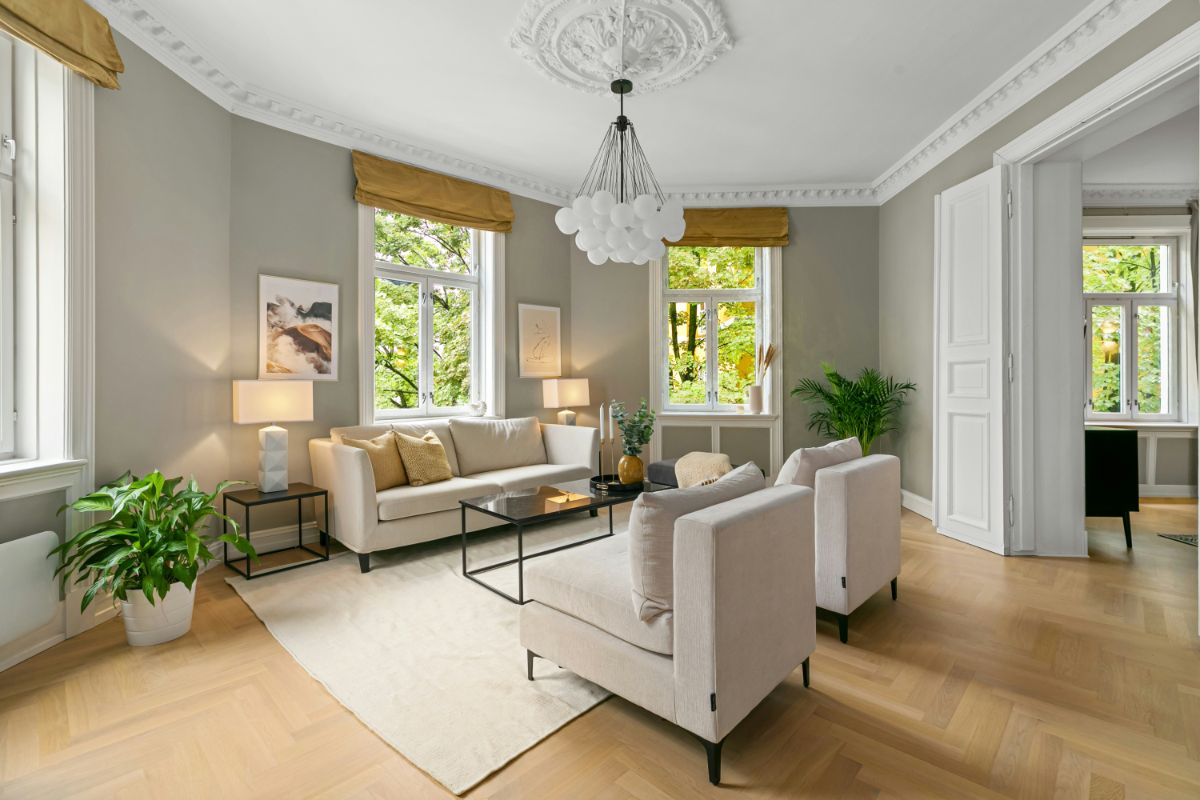 Oddychový kút so sedačkou a dvoma kreslami okolo subtílneho konferenčného stola