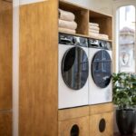 Práčka a sušička, vstavané v drevenej skrinke.