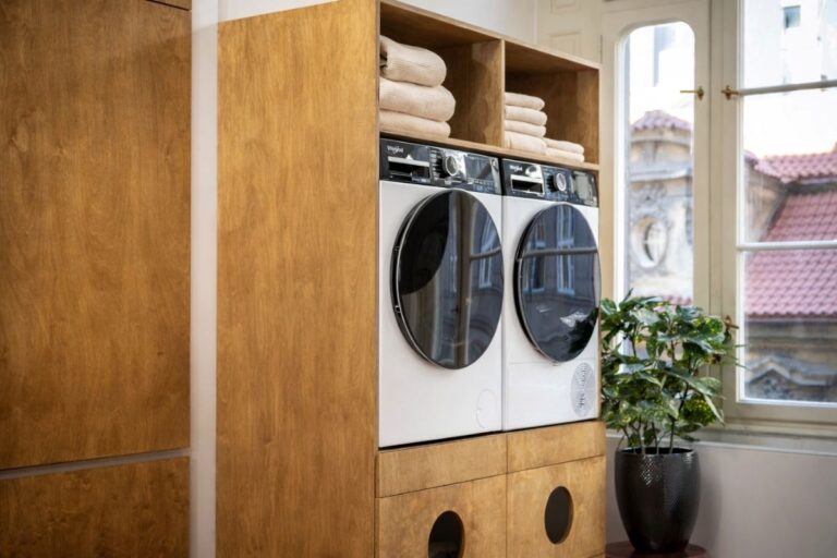 Práčka a sušička, vstavané v drevenej skrinke.