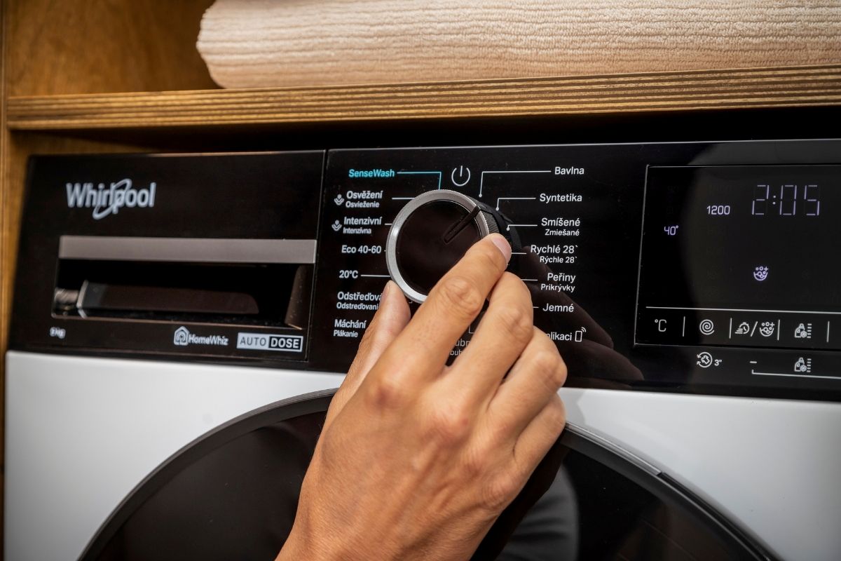 Práčka Whirlpool.