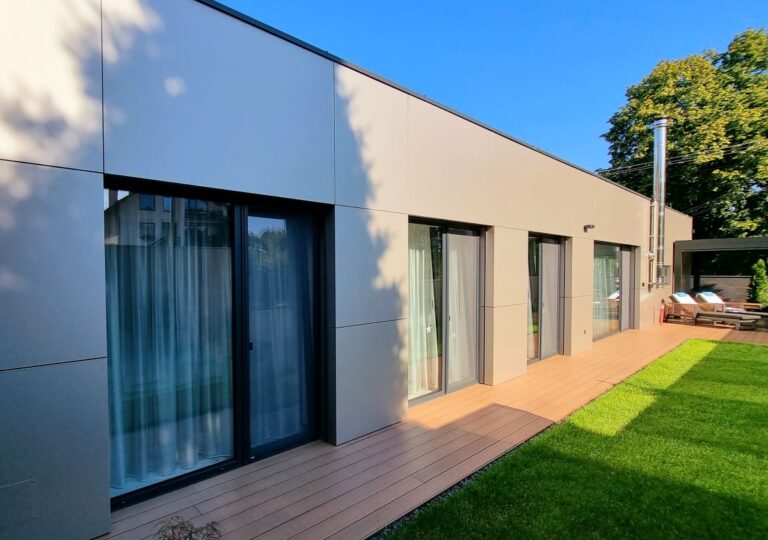 Prízemný dom s veľkoformátovými hliníkovými oknami.