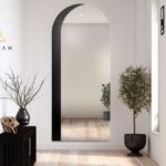 Polovičné oválne zrkadlo s dekoratívnym čiernym lakobelom Kosma.