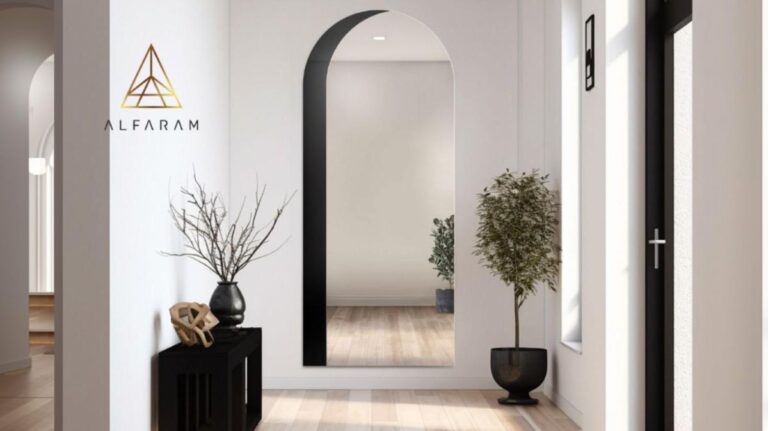 Polovičné oválne zrkadlo s dekoratívnym čiernym lakobelom Kosma.