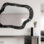 Nepravidelné zrkadlo na čierno-striebornom mramore Marble Griso.