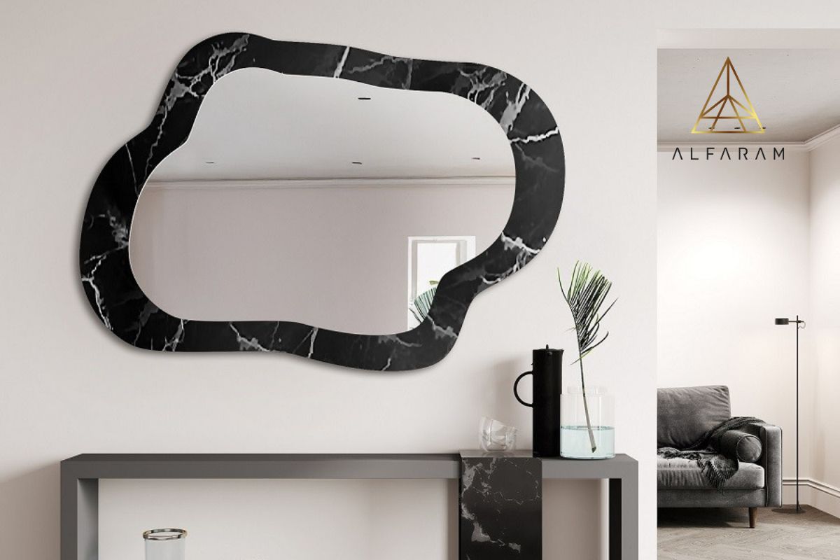 Nepravidelné zrkadlo na čierno-striebornom mramore Marble Griso.