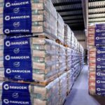 Vrecia cementu na paletćh v sklade,