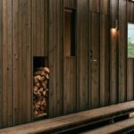 Časť domu z dreva s výklenkom na drevo na kúrenie.