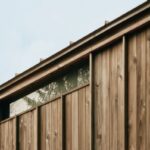 Detail na úzke horizontálne okno v drevenej fasáde.