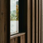 Detail na okno v drevenej fasáde.