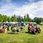 Ľudia pri stánkoch na Festivale záhrad a hobby.