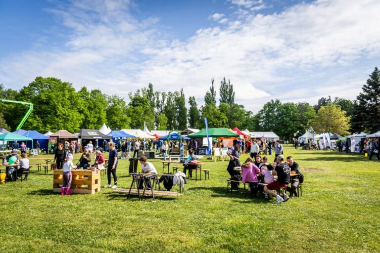 Ľudia pri stánkoch na Festivale záhrad a hobby.