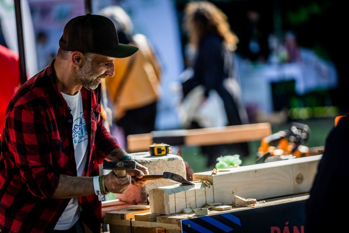 Lukáš Urblík pri majstrovaní na Festivale záhrad a hobby.