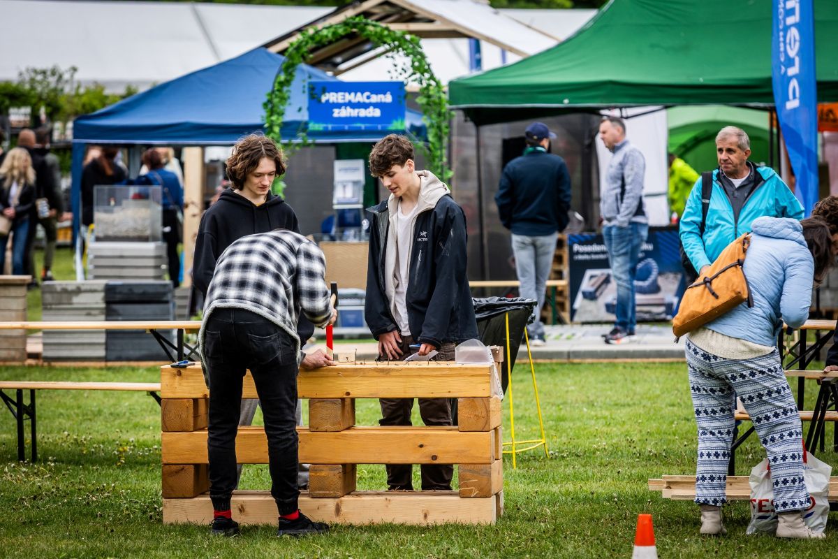 Mladí muži pri zatĺkaní klincov na Festivale záhrad a hobby