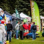 Ľudia pri stánkoch na Festivale záhrad a hobby.