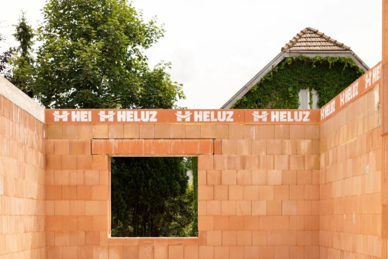 Časť hrubej stavby z tehál Heluz.