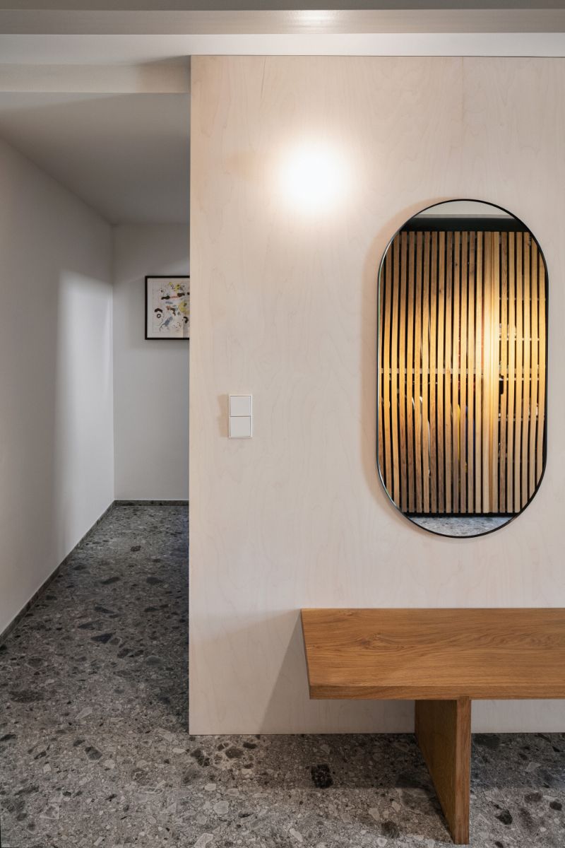 Už prvý dojem zo vstupného priestoru napovedá, že dom bude presvetlený a moderný. K tejto atmosfére prispela aj svetlá farebná paleta a vybrané materiály.