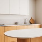 Moderná kuchynská linka v dekore medového dreva s ostrovčekom s bielou pracovnou doskou a bielymi vrchnými skrinkami.