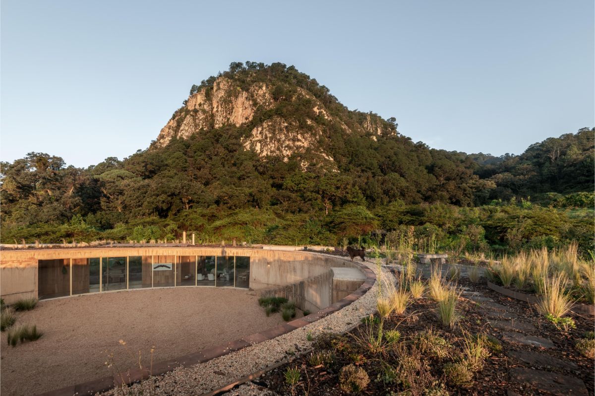 Život sa tu odohráva na dvoch úrovniach. Prízemie tvorí obytná časť, strecha je zelená a Apochôdzna a môže slúžiť napríklad ako terasa