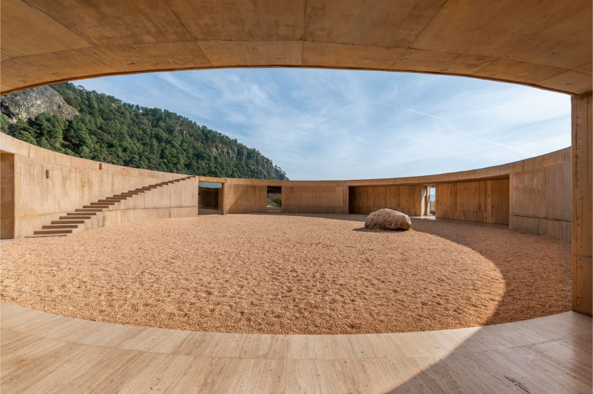 Tím architektov postavil dom ako slnečné hodiny. 