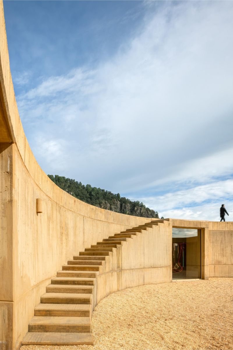 Na strechu sa domáci dostanú po schodoch, umiestnených na vnútornom okruhu.