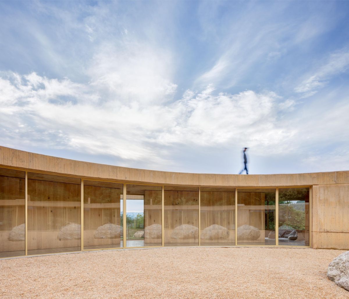 Slnko prúdi dnu cez presklené plochy. 