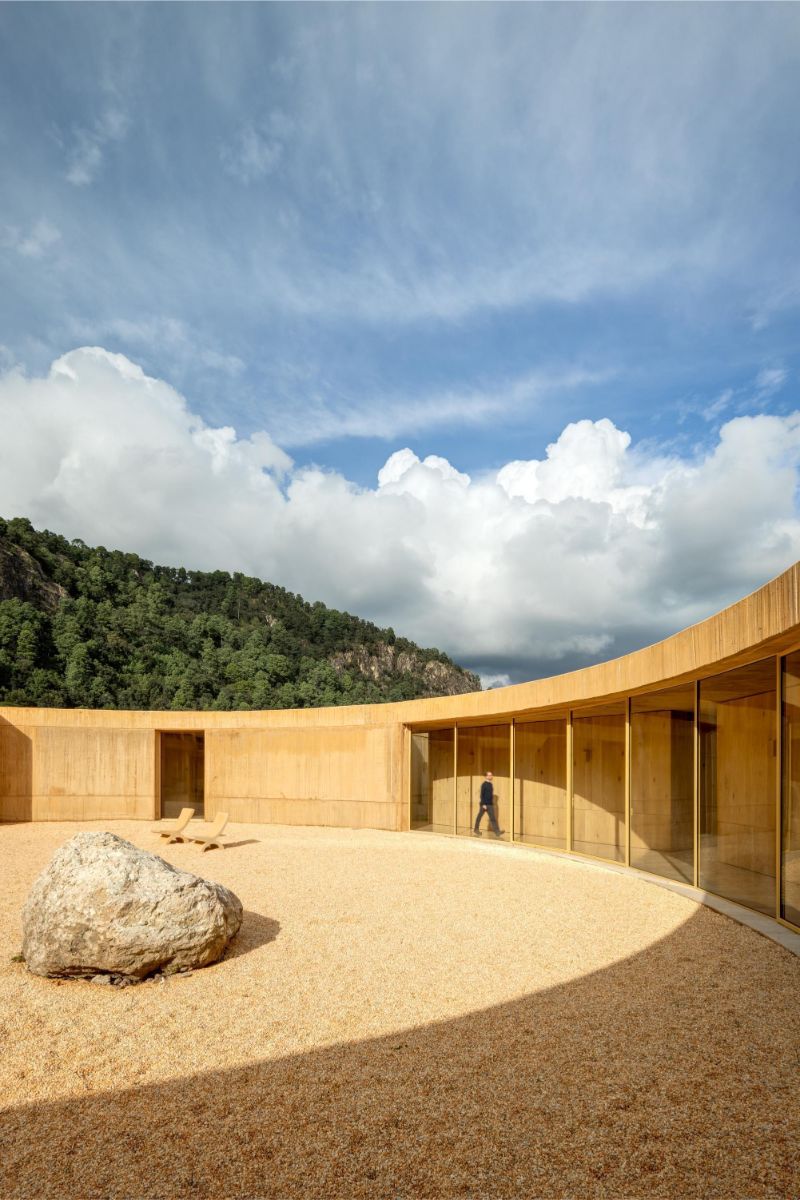 Dom je vystavaný z miestnej pôdy zmiešanej s betónom, nábytok tvoria miestne materiály a tvorili ho miestni remeselníci.