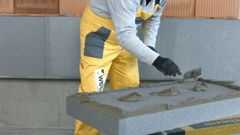 Robotník z Weberu pracujúci s extrudovaným polystyrénom.