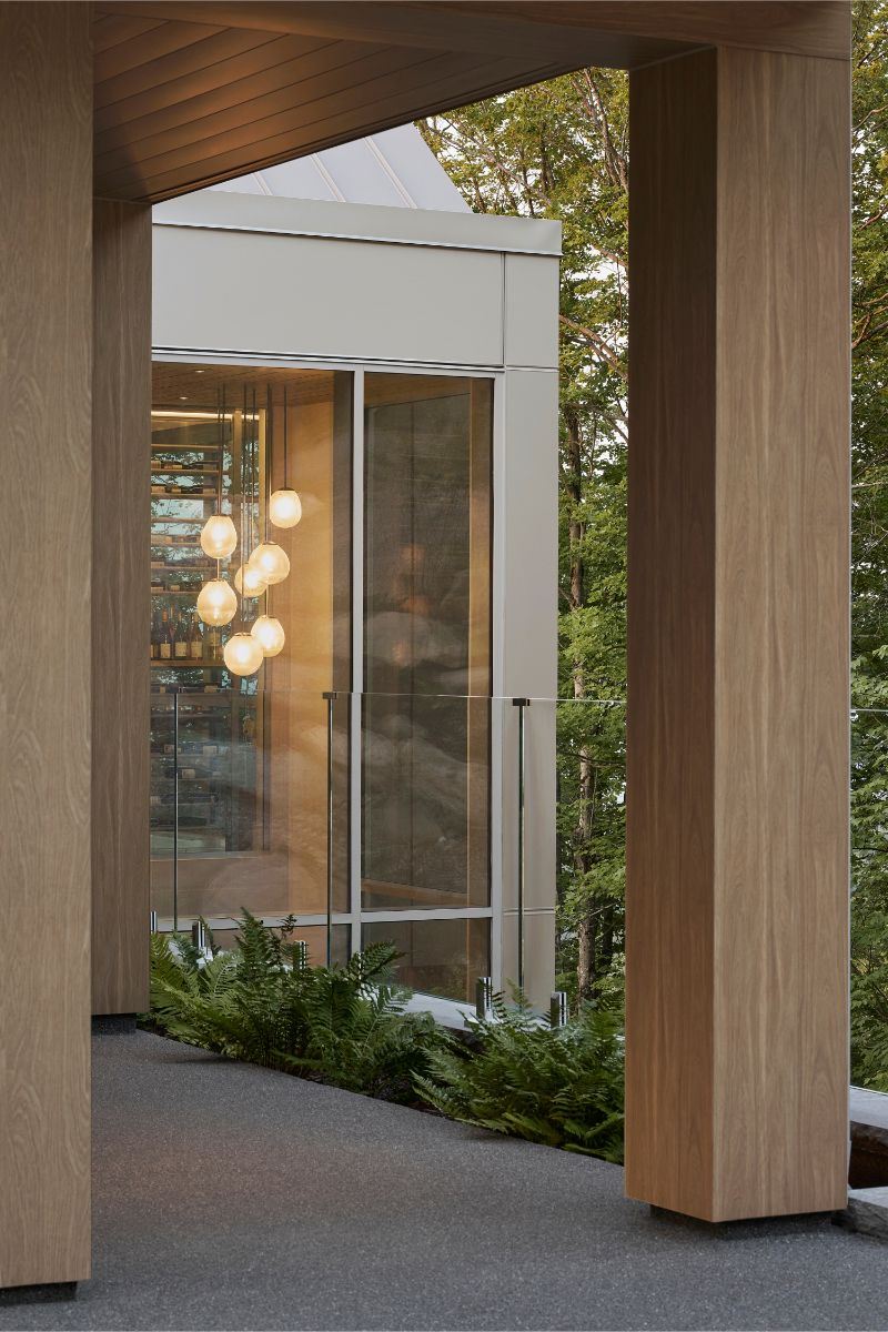 Na horné terasy použili architekti presklené zábradlie bez rámu. Na prvý pohľad pôsobí, akoby tam ani nebolo a domácim umožňuje vychutnať si nerušený výhľad.