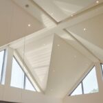 Biely strop s krížovou klenbou a trojuholníkovými oknami.