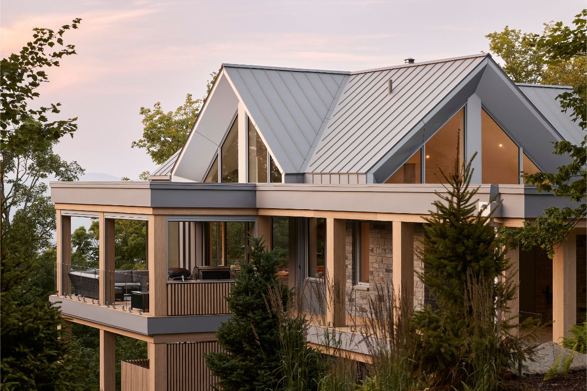 Tvar do A, resp. do trojuholníka sa v dome opakuje na viacerých stranách. 