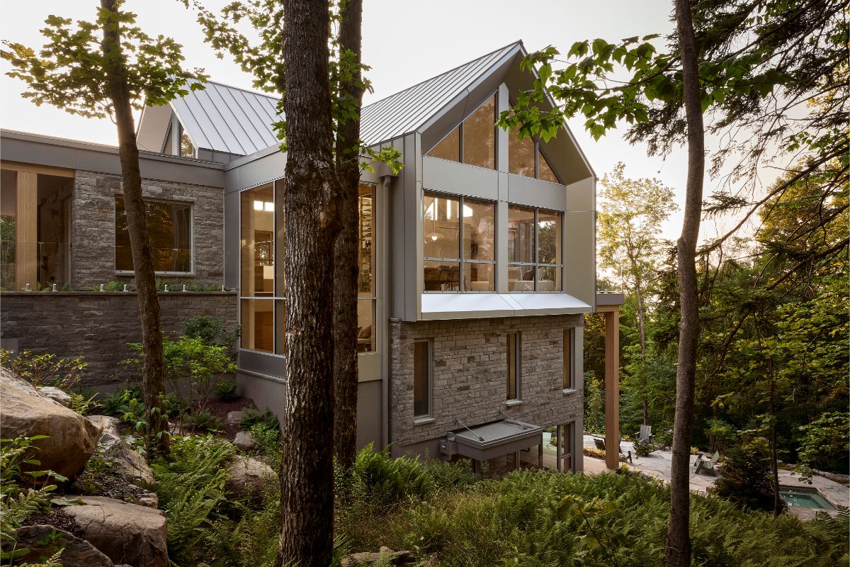 Trojuholníkom ukončené presklenia kopírujú tvar sedlovej strechy, ktorá má vďaka členitej streche tvar kríža.