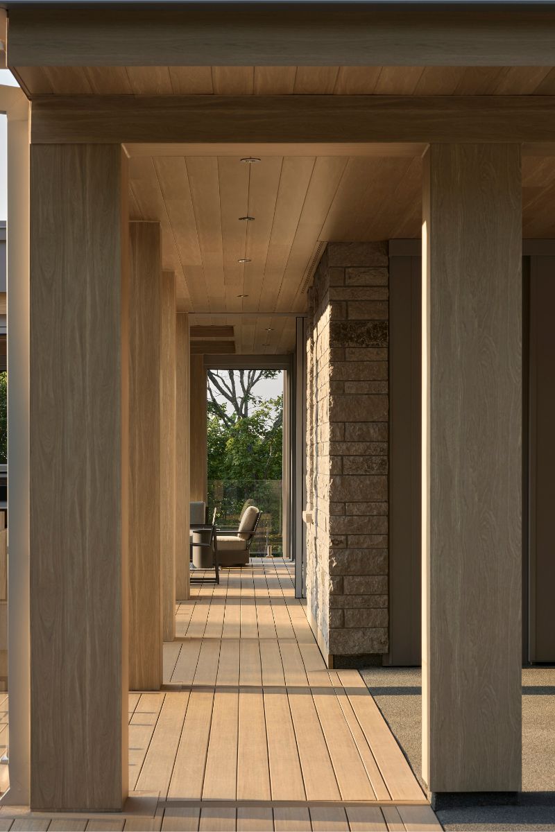 Terasy v okolí domu sú skvelým miestom oddychu. Fungovať môžu aj ako rozšírenie záhrady smerom do exteriéru.