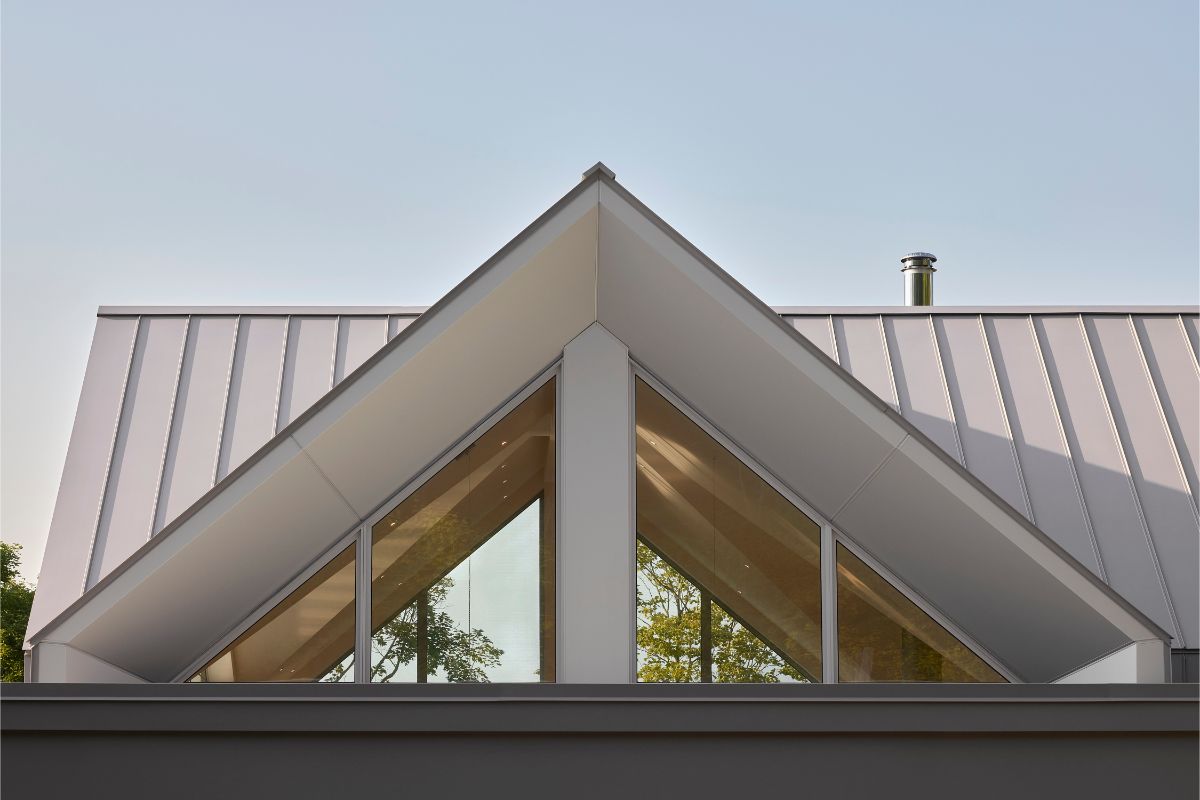 Trojuholníkové okná v štíte kopírujú tvar strechy.