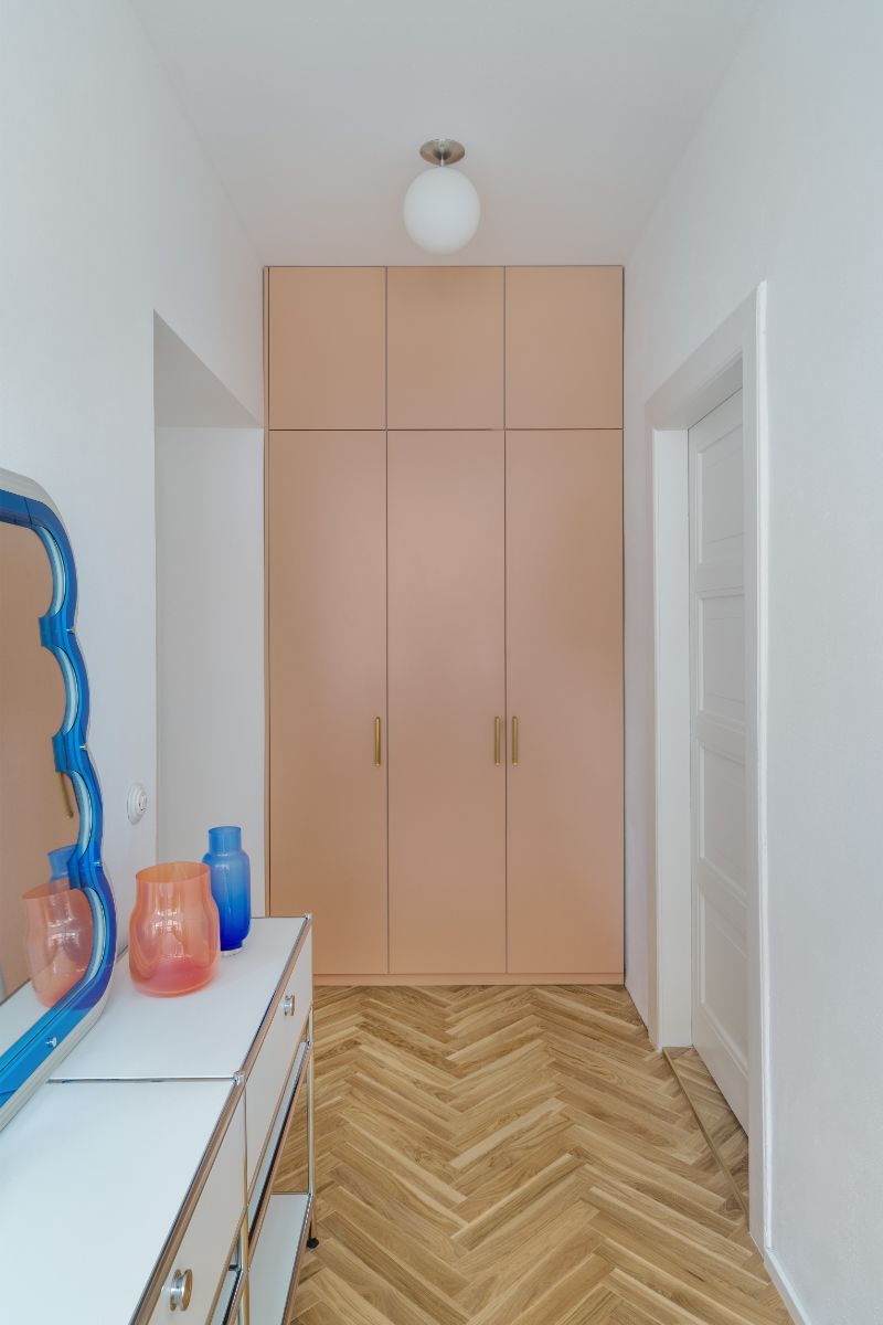 Osviežujúci protipól tmavomodrej tvorí jemná béžovoružová. Nájdete ju na dvierkach skrine a ako podlahu v kúpeľni a vo WC.