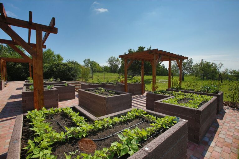 Vyvýšené záhony na záhrade z materiálu Leier Durisol.