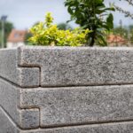 Detail na vyvýšený záhon z materiálu Leier Durisol.