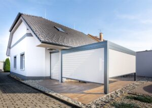 Rodinný som s oplotením drevenej terasy.