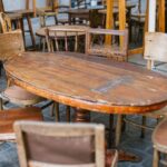 Starožitný stôl so starými stoličkami.