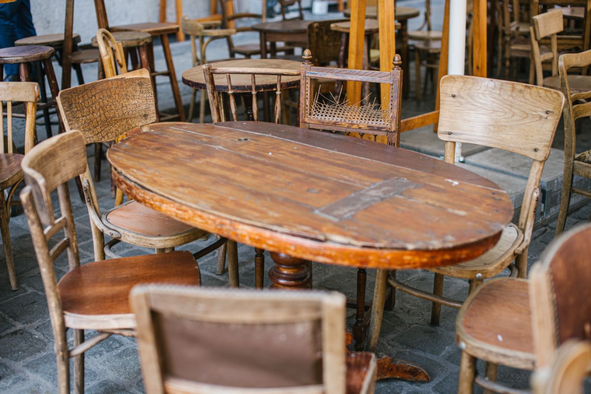 Starožitný stôl so starými stoličkami.