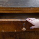 Detail na pootvorenú zásuvku starožitného bielizníka.