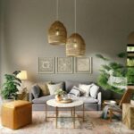 Interiér so sivou sedačkou, taburetmi, vzorovaným kobercom a stenou v sivozelenej farbe,