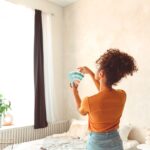 Žena so vzorkovníkom farieb v ruke.