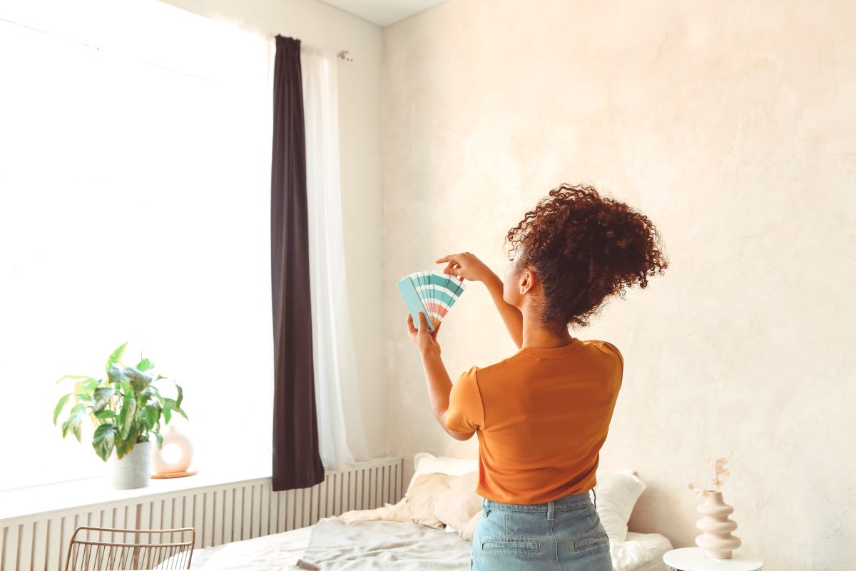 Žena so vzorkovníkom farieb v ruke.